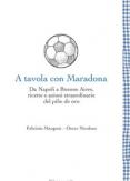 Copertina del libro A tavola con Maradona. Da Napoli a Buenos Aires, ricette e azioni straordinarie del pibe de oro